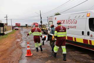 Socorristas da CCR MSVia em operação de resgate. (Foto: Arquivo/Paulo Francis)