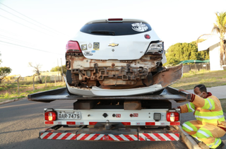 Carro do motorista de aplicativo ficou com a traseira destruída (Foto: Kisie Aionã) 