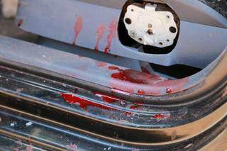Veículo estava com sangue dos bandidos, que ficaram feridos em colisão (Foto: Kisie Ainoã)