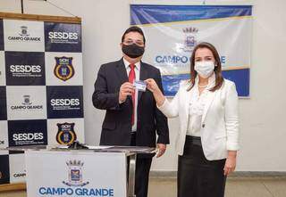 Secretário de Segurança Valério Azambuja e vice-prefeita Adriane Lopes entregaram funcionais aos conselheiros. (Foto: Karine Matos)