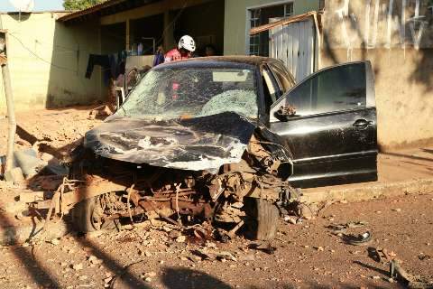 Adolescente é apreendido por roubo de carro que acabou destruído em acidente