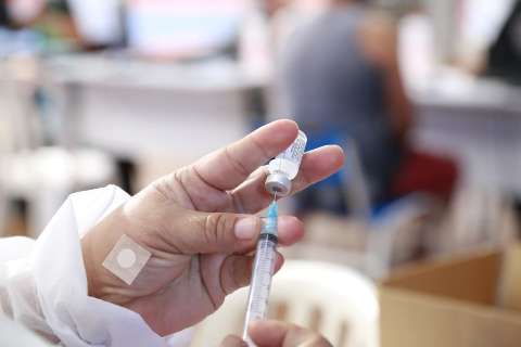 Vacinação contra covid ocorre em mais de 50 locais na Capital
