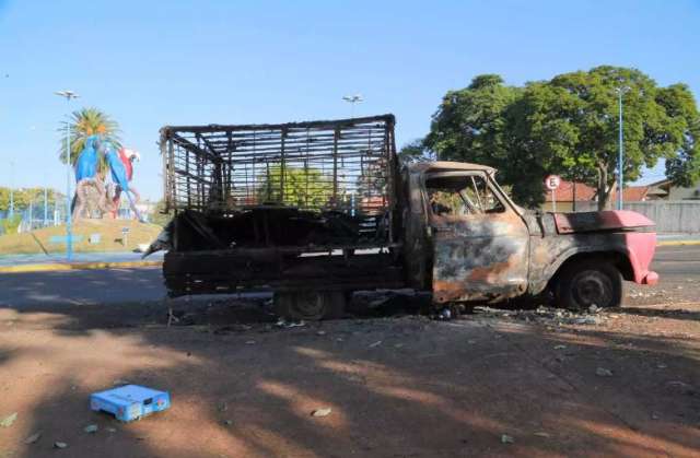 Dono pede doa&ccedil;&otilde;es para trabalhar ap&oacute;s camionete de fruta ser incendiada 