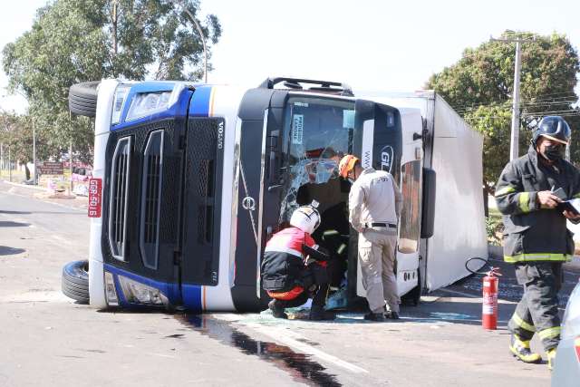 Motorista bebeu uma garrafa de vinho na noite anterior de tombar carreta