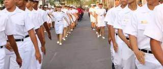 Militares, homens e mulheres, do 6º Distrito Naval da Marinha durante desfile em Corumbá (Foto: 6º Distrito Naval/Divulgação)