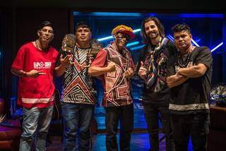 Bruno Veron, Clemerson Batista, Kelvin Peixoto e Charlie Peixoto na companhia do DJ Alok. (Foto: Edgar Kanayko)
