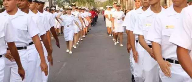 Juiz manda Marinha permitir que sargento trans use farda e cabelos femininos