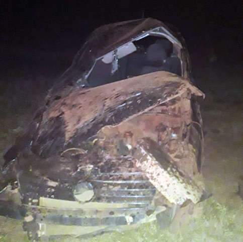 Jovem morre e adolescente fica ferida em capotagem que destruiu carro 