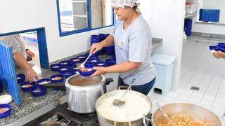 Merendeira serve comida em escola da Rede Municipal de Ensino (Foto: PMCG)
