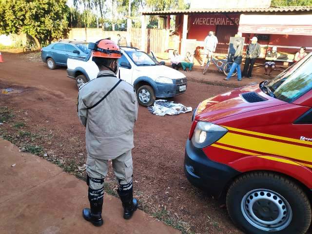 Picape passa sobre homem desacordado no meio da rua