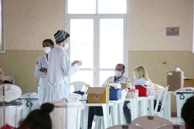 Vacinação contra covid ocorre somente em unidades de saúde e Seleta