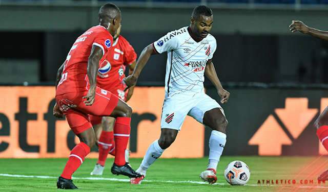 Com gol de p&ecirc;nalti de Nik&atilde;o, Athletico venceu o Am&eacute;rica de Cali por 1 a 0