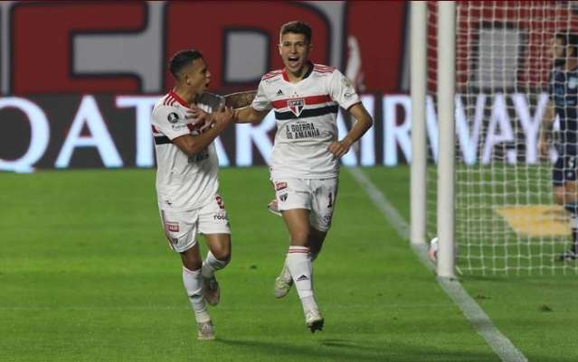 S&atilde;o Paulo sai na frente, mas Racing alcan&ccedil;a empate de 1 a 1 no Morumbi 