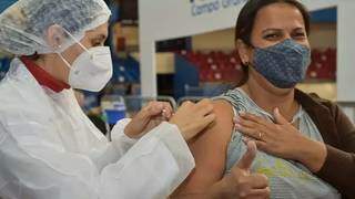 Mulher sendo vacinada em Campo Grande. (Foto: PMCG)