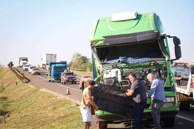 Motorista reduz velocidade e causa acidente com quatro carretas na BR-163