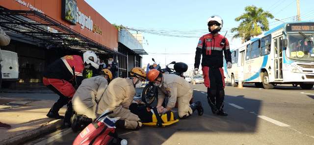 Ciclista fica inconsciente em acidente com motocicleta na Bandeirantes