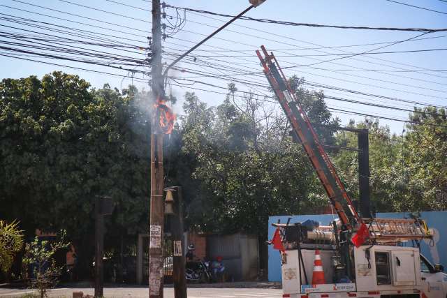 Caminh&atilde;o arranca fios, causa inc&ecirc;ndio e deixa posto de sa&uacute;de sem luz 