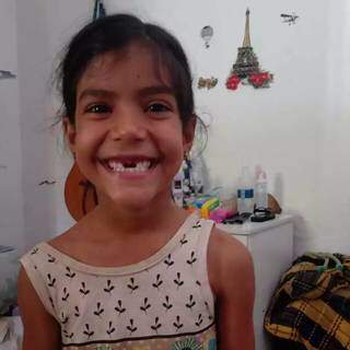 Ana Luiza queria que a Fada do Dente buscasse seu dente caído, e mãe deu um jeito. (Foto: Arquivo Pessoal)