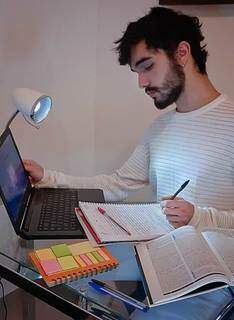 Guilherme, estudando em casa. (Foto: Arquivo pessoal)