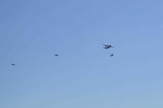 Imagens feitas do avião e dos helicópteros no céu de Campo Grande. (Foto: Henrique Kawaminami)