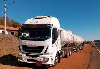 Carreta carregada com 59 mil litros de etanol foi apreendida pela PMA (Foto: Divulgação/PMA)