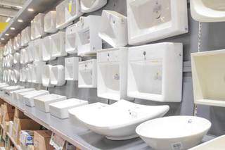Estoque de sanitários, cubas e acessórios para banheiro é gigante na loja. (Foto: Marcos Maluf)