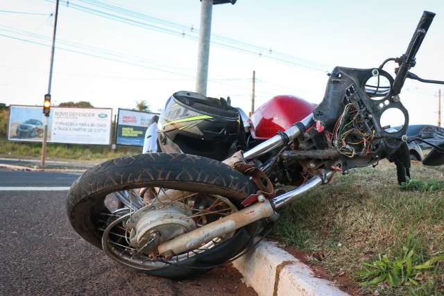 Motociclista fica gravemente ferido em acidente na Rua Bahia