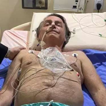 Jair Bolsonaro &eacute; intubado em UTI por &quot;precau&ccedil;&atilde;o&quot;, revela Fl&aacute;vio