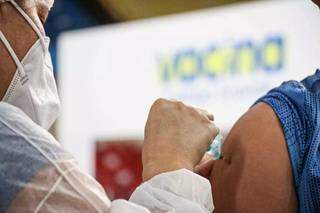 Campo-grandense sendo vacinado contra a covid-19. (Foto: Henrique Kawaminami)