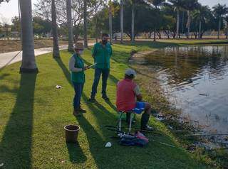 Equipe da Secretaria de Meio Ambiente conversa com pescador na Lagoa Maior. (Foto: Divulgação)