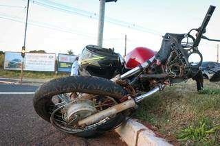 A motocicleta ficou destruída e partes dos dois veículos envolvidos se espalharam no asfalto. (Foto: Henrique Kawaminami)