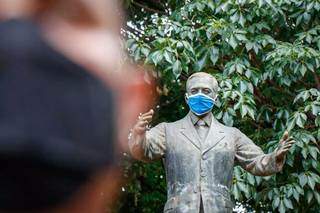 Até estátua do Ari Coelho, ex-prefeito da Capital, usou máscara durante a pandemia (Foto: Henrique Kawaminami/Arquivo)