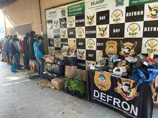 Pacotes de droga, pés de maconha e os presos hoje em Dourados (Foto: Divulgação/Defron)