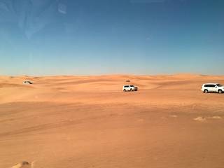 O passeio pelo deserto de Dubai, com direito a jantar e danças típicas, é um programa que não pode faltar (Foto: Reprodução)