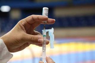 Profissional de saúde prepara aplicação de vacina da Astrazeneca (Foto: Arquivo/Campo Grande News)