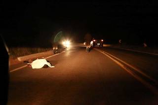 Corpo da vítima coberto por um tecido branco na rodovia. (Foto: Kísie Ainoã) 