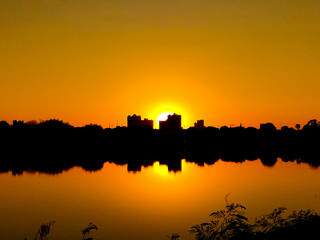 Pôr do sol visto do Parque Antenor Martins, zona oeste de Dourados (Foto: Franz Mendes)