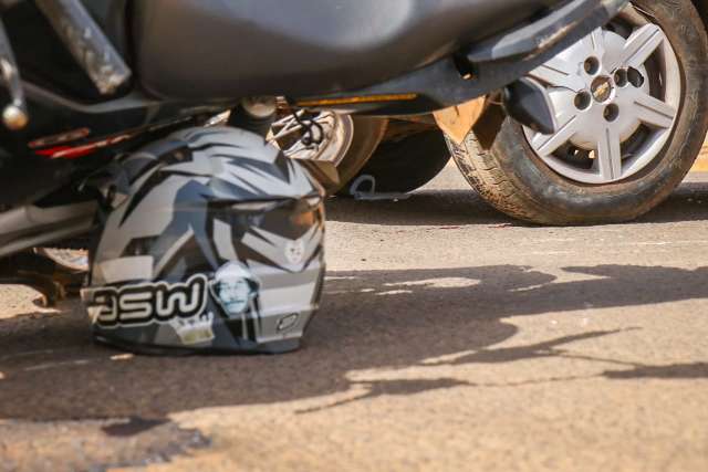 Motociclista vai parar embaixo de carro depois de condutora virar sem dar seta