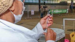 Profissional de saúde prepara dose da vacina para ser aplicada (Foto: PMCG)