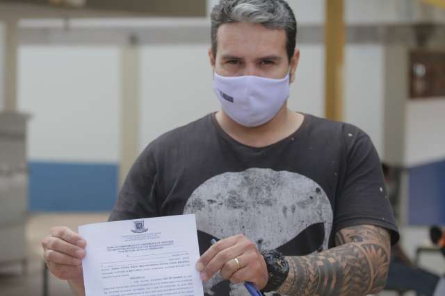 Mesmo contra vontade dos filhos, pais assinam termo e defendem aula presencial
