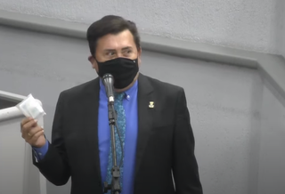 Vereador Valdir Gomes (PSD), que durante a sessão exibiu o absorvente e perguntou se era para abanar ou usar (Imagem: Reprodução/Youtube)