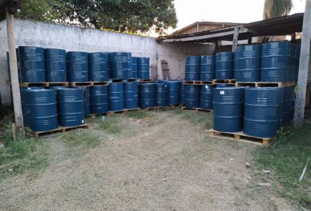 PF apreende 25 mil litros de produto usado no refino de coca&iacute;na em MS