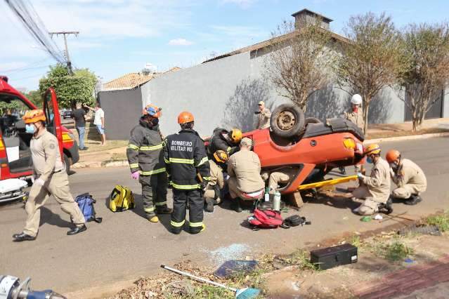 Bombeiros serram lataria de carro para resgatar passageiros retidos em capotagem