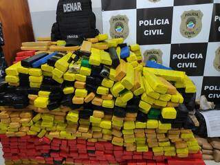 Arma e tabletes de maconha apreendidos dentro dos tambores (Foto: Divulgação)