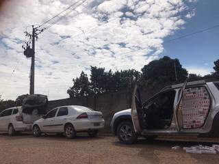 Veículos e contrabando apreendido durante a perseguição. (Foto: PRF)