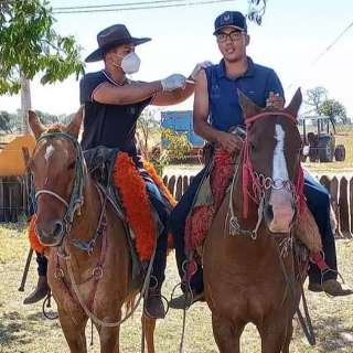 Em Mato Grosso do Sul faz assim: vacina é "aplicada" até em cima de cavalo 