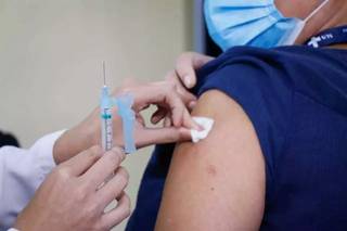 Profissional de saúde é vacinada em Campo Grande. (Foto: Henrique Kawaminami/Arquivo)