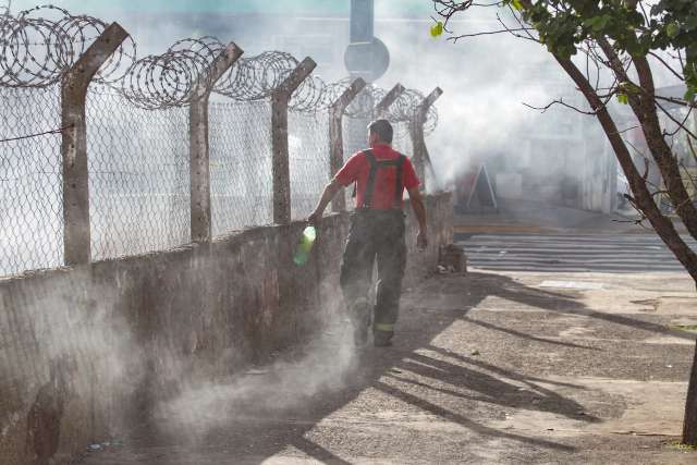 Terreno baldio pega fogo e fuma&ccedil;a toma conta da Afonso Pena 