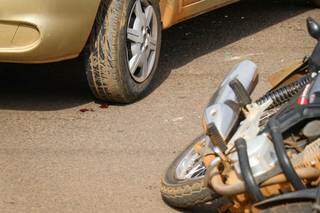 Parte das marcas de sangue próximo do pneu. (Foto: Henrique Kawaminami)