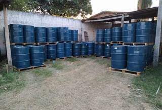 Tambores onde o líquido foi armazenado para ser enviado para fora do país. (Foto: Polícia Federal/ReproduçãoFolhaMS)